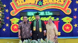 Ridwan Amir, S.Sos usai wisuda gelar foto bersama dengan kedua orangtuanya, (ist)