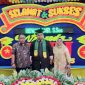 Ridwan Amir, S.Sos usai wisuda gelar foto bersama dengan kedua orangtuanya, (ist)