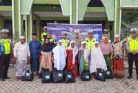 Kasatlantas Polres Madina, AKP Syamsul Arifin Batubara, S.E.,M.Si memimpin langsung kegiatan Bhakti Sosial dan Bantuan Sosial di Desa Gunung Tua, Panyabungan dalam rangka menyambut  HUT Lalu Lintas Ke-68, Selasa (5/9/2023).