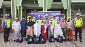 Kasatlantas Polres Madina, AKP Syamsul Arifin Batubara, S.E.,M.Si memimpin langsung kegiatan Bhakti Sosial dan Bantuan Sosial di Desa Gunung Tua, Panyabungan dalam rangka menyambut  HUT Lalu Lintas Ke-68, Selasa (5/9/2023).