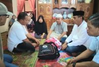 Bupati Mandailing Natal HM. Ja'far Sukhairi Nasution beserta rombongan kunjungi rumah keluarga Erwin Nasution di Desa Kayu Laut, Minggu (24/9/2023).