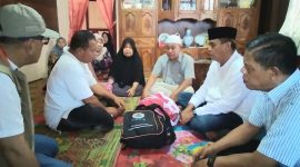 Bupati Mandailing Natal HM. Ja'far Sukhairi Nasution beserta rombongan kunjungi rumah keluarga Erwin Nasution di Desa Kayu Laut, Minggu (24/9/2023).