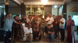 Pimpinan Yayasan Madina Murni H. Awaluddin Nasution didampingi, Pelopor Perdamaian Madina Maradotang Pulungan dan Syahren Hasibuan beserta Puluhan penyandang disabilitas di Aula Hotel Melati Medan, Minggu (24/9/2023).