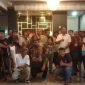 Pimpinan Yayasan Madina Murni H. Awaluddin Nasution didampingi, Pelopor Perdamaian Madina Maradotang Pulungan dan Syahren Hasibuan beserta Puluhan penyandang disabilitas di Aula Hotel Melati Medan, Minggu (24/9/2023).