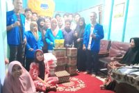 Pengurus dan Kader Pergerakan Mahasiswa Islam Indonesia (PMII) Cabang Kabupaten Mandailing Natal menyerahkan bantuan kepada korban kebakaran di Desa Kayu Laut, (24/9/2023).