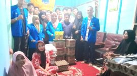 Pengurus dan Kader Pergerakan Mahasiswa Islam Indonesia (PMII) Cabang Kabupaten Mandailing Natal menyerahkan bantuan kepada korban kebakaran di Desa Kayu Laut, (24/9/2023).