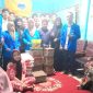 Pengurus dan Kader Pergerakan Mahasiswa Islam Indonesia (PMII) Cabang Kabupaten Mandailing Natal menyerahkan bantuan kepada korban kebakaran di Desa Kayu Laut, (24/9/2023).
