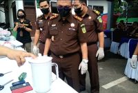 Kepala Kejaksaan Negeri Mandailing Natal Novan Hadian, SH.,MH memusnahkan barang bukti sabu, Rabu (11/10/2023).