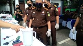 Kepala Kejaksaan Negeri Mandailing Natal Novan Hadian, SH.,MH memusnahkan barang bukti sabu, Rabu (11/10/2023).