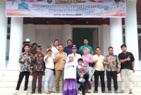 Kepala Desa Batahan I didampingi Isteri dan keluarga foto bersama dengan sejumlah Pers dan Ketua Karang Taruna Desa Batahan I di depan Gedung Serbaguna, Panyabungan, Jum'at (27/10/2023).