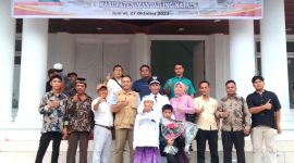 Kepala Desa Batahan I didampingi Isteri dan keluarga foto bersama dengan sejumlah Pers dan Ketua Karang Taruna Desa Batahan I di depan Gedung Serbaguna, Panyabungan, Jum'at (27/10/2023).