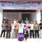 Kepala Desa Batahan I didampingi Isteri dan keluarga foto bersama dengan sejumlah Pers dan Ketua Karang Taruna Desa Batahan I di depan Gedung Serbaguna, Panyabungan, Jum'at (27/10/2023).