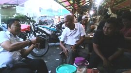 Bincang-bincang sejumlah wartawan di Kota Panyabungan dengan Camat Ranto Baek Sopian, S.Ag (kemeja putih/kanan) dan Caleg DPRD Madina Maharuddin Umpan (kemeja putih pegang HP/kiri), Selasa (31/10/2023).