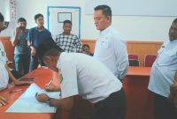 Sukiman, SE selaku Pj. Camat Batahan yang telah dilantik menandatangani berita acara Sertijab didampingi pejabat sebelumnya Irsal Pariadi, S.STP yang saat ini dengan jabatan baru sebagai Kadis PMD Mandailing Natal, Rabu (15/11/2023).
