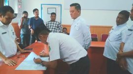 Sukiman, SE selaku Pj. Camat Batahan yang telah dilantik menandatangani berita acara Sertijab didampingi pejabat sebelumnya Irsal Pariadi, S.STP yang saat ini dengan jabatan baru sebagai Kadis PMD Mandailing Natal, Rabu (15/11/2023).