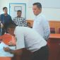 Sukiman, SE selaku Pj. Camat Batahan yang telah dilantik menandatangani berita acara Sertijab didampingi pejabat sebelumnya Irsal Pariadi, S.STP yang saat ini dengan jabatan baru sebagai Kadis PMD Mandailing Natal, Rabu (15/11/2023).