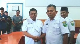 Camat Kotanopan Ahmad Pamilu, S.Sos (kiri) bersalaman dengan pejabat baru Camat Muara Sipongi Asrul Sani, S.Pd (kanan) saat Sertijab yang dipimpin oleh Sekdakab Madina H. Alamulhaq Daulay, SH, Rabu (15/11/2023).