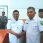 Camat Kotanopan Ahmad Pamilu, S.Sos (kiri) bersalaman dengan pejabat baru Camat Muara Sipongi Asrul Sani, S.Pd (kanan) saat Sertijab yang dipimpin oleh Sekdakab Madina H. Alamulhaq Daulay, SH, Rabu (15/11/2023).