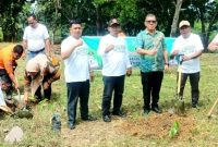 Kepala Bencana Penanggulangan Bencana Daerah Pemkab Mandailing Natal Mukhsin Nasution melakukan penanaman pohon pada kegiatan Penanaman 10 Juta Pohon serentak bersama 5 Kabupaten/Kota di Tabagsel, Kamis (23/11/2023). Foto: BPBD Madina.