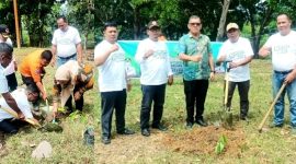 Kepala Bencana Penanggulangan Bencana Daerah Pemkab Mandailing Natal Mukhsin Nasution melakukan penanaman pohon pada kegiatan Penanaman 10 Juta Pohon serentak bersama 5 Kabupaten/Kota di Tabagsel, Kamis (23/11/2023). Foto: BPBD Madina.