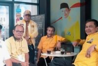 H. Aswin Parinduri (kanan) bersama pengurus DPD Partai Golkar Mandailing Natal dalam sebuah acara. Foto: Sobir Lubis.