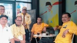 H. Aswin Parinduri (kanan) bersama pengurus DPD Partai Golkar Mandailing Natal dalam sebuah acara. Foto: Sobir Lubis.