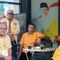 H. Aswin Parinduri (kanan) bersama pengurus DPD Partai Golkar Mandailing Natal dalam sebuah acara. Foto: Sobir Lubis.