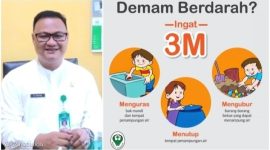 Brosur cara cegah demam berdarah (kanan) Kepala Dinas Kesehatan Pemkab Mandailing Natal, dr. M. Faisal Situmorang (kiri). Foto: Joki Nasution.
