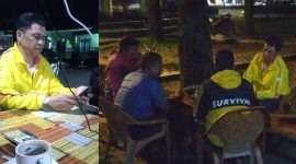 Politisi Golkar Sobir Lubis, SH saat kongkow bersama warga di warung kopi depan RSUD Panyabungan, Rabu (6/12/2023) malam. Foto : Joki Nasution