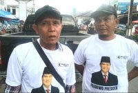 Simpatisan Prabowo Gibran bernama Faisal Nasution (kiri) saat ditemui dilokasi bagi-bagi kaos, Panyabungan, Kamis (7/12/2023).