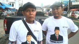 Simpatisan Prabowo Gibran bernama Faisal Nasution (kiri) saat ditemui dilokasi bagi-bagi kaos, Panyabungan, Kamis (7/12/2023).