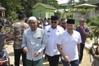 Ketua DPRD Mandailing Natal H. Erwin Efendi Lubis (kanan) bersama Bupati Madina HM. Ja'far Sukhairi Nasutio (tengah) dan Mudir Ponpes Musthafawiyah K.H. Mustafa Bakri Nasution (kiri) meninjau lokasi terjadinya puluhan pondok santri yang terseret arus sungai Aek Singolot di Desa Purba Baru, Kamis (21/12/2023). Foto : Diskominfo Madina.
