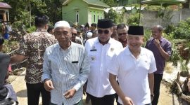 Ketua DPRD Mandailing Natal H. Erwin Efendi Lubis (kanan) bersama Bupati Madina HM. Ja'far Sukhairi Nasutio (tengah) dan Mudir Ponpes Musthafawiyah K.H. Mustafa Bakri Nasution (kiri) meninjau lokasi terjadinya puluhan pondok santri yang terseret arus sungai Aek Singolot di Desa Purba Baru, Kamis (21/12/2023). Foto : Diskominfo Madina. 