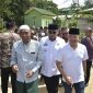 Ketua DPRD Mandailing Natal H. Erwin Efendi Lubis (kanan) bersama Bupati Madina HM. Ja'far Sukhairi Nasutio (tengah) dan Mudir Ponpes Musthafawiyah K.H. Mustafa Bakri Nasution (kiri) meninjau lokasi terjadinya puluhan pondok santri yang terseret arus sungai Aek Singolot di Desa Purba Baru, Kamis (21/12/2023). Foto : Diskominfo Madina. 