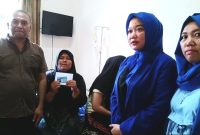 Direktur RSU Permata Madina dr. Febri Annike Nasution beserta staf menyerahkan santunan asuransi kesehatan dari PT. Multazam Wisata Agung kepada pasien, Selasa (9/1/2024).