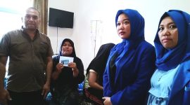 Direktur RSU Permata Madina dr. Febri Annike Nasution beserta staf menyerahkan santunan asuransi kesehatan dari PT. Multazam Wisata Agung kepada pasien, Selasa (9/1/2024).