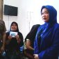 Direktur RSU Permata Madina dr. Febri Annike Nasution beserta staf menyerahkan santunan asuransi kesehatan dari PT. Multazam Wisata Agung kepada pasien, Selasa (9/1/2024).