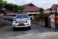 Bupati Labuhanbatu bersama tim Komisi Pemberantasan Korupsi (KPK) menuju Polda Sumatera Utara, Kamis (11/1/2024). (JN)