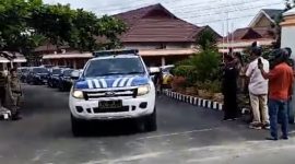Bupati Labuhanbatu bersama tim Komisi Pemberantasan Korupsi (KPK) menuju Polda Sumatera Utara, Kamis (11/1/2024). (JN)