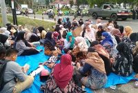 Pelamar PPPK 2023 yang merasa dicurangi menggelar aksi demo lanjutan dengan baca surah yaasin di depan rumah dinas Bupati Mandailing Natal, Jum'at (12/1/2024). Foto: Joki Nasution