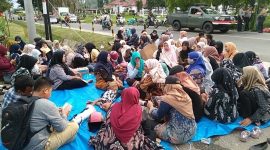 Pelamar PPPK 2023 yang merasa dicurangi menggelar aksi demo lanjutan dengan baca surah yaasin di depan rumah dinas Bupati Mandailing Natal, Jum'at (12/1/2024). Foto: Joki Nasution