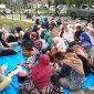Pelamar PPPK 2023 yang merasa dicurangi menggelar aksi demo lanjutan dengan baca surah yaasin di depan rumah dinas Bupati Mandailing Natal, Jum'at (12/1/2024). Foto: Joki Nasution