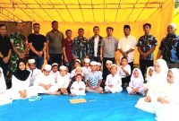 Pengelola Pasar Malam Pandawa II bersama DPD Ikatan Pemuda Karya (IPK) Mandailing Natal santuni puluhan anak yatim Kelurahan Dalan Lidang, Panyabungan, Jum'at (19/1/2024). Foto : Joki Nasution.