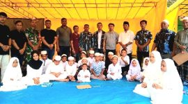 Pengelola Pasar Malam Pandawa II bersama DPD Ikatan Pemuda Karya (IPK) Mandailing Natal santuni puluhan anak yatim Kelurahan Dalan Lidang, Panyabungan, Jum'at (19/1/2024). Foto : Joki Nasution.