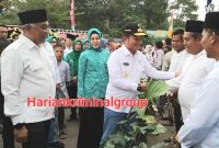 Pj. Gubernur Sumatera Utara Hassanudin didampingi Wakil Ketua DPRD Sumut H. Harun Mustafa Nasution menyerahkan bantuan bibit kepada warga saat kunker ke Kabupaten Mandailing Natal, Rabu (31/1/2024). [Foto: Joki Nasution/HK]