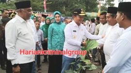 Pj. Gubernur Sumatera Utara Hassanudin didampingi Wakil Ketua DPRD Sumut H. Harun Mustafa Nasution menyerahkan bantuan bibit kepada warga saat kunker ke Kabupaten Mandailing Natal, Rabu (31/1/2024). [Foto: Joki Nasution/HK]