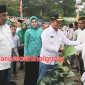 Pj. Gubernur Sumatera Utara Hassanudin didampingi Wakil Ketua DPRD Sumut H. Harun Mustafa Nasution menyerahkan bantuan bibit kepada warga saat kunker ke Kabupaten Mandailing Natal, Rabu (31/1/2024). [Foto: Joki Nasution/HK]