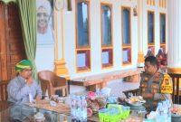 Ustadz H. Yusuf Amiril Nasution (Tuan Nalomok) menjamu pejabat baru Kapolres Mandailing Natal AKBP. Arie Sofandi Paloh, SH.,S.I.K dikediamannya, Kelurahan Longat Kec. Panyabungan Barat, Jum'at (2/2/2024). Foto: Humas Polres Madina.