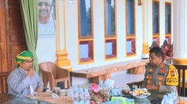 Ustadz H. Yusuf Amiril Nasution (Tuan Nalomok) menjamu pejabat baru Kapolres Mandailing Natal AKBP. Arie Sofandi Paloh, SH.,S.I.K dikediamannya, Kelurahan Longat Kec. Panyabungan Barat, Jum'at (2/2/2024). Foto: Humas Polres Madina.