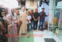 Pemotongan pita oleh Owner Mami Luna tanda resmi dibuka Store Luna Hijab Mandailing Natal ke 8 dari seluruh kota di Indonesia, Minggu (4/2/2024). [Foto: Joki Nasution/HK].